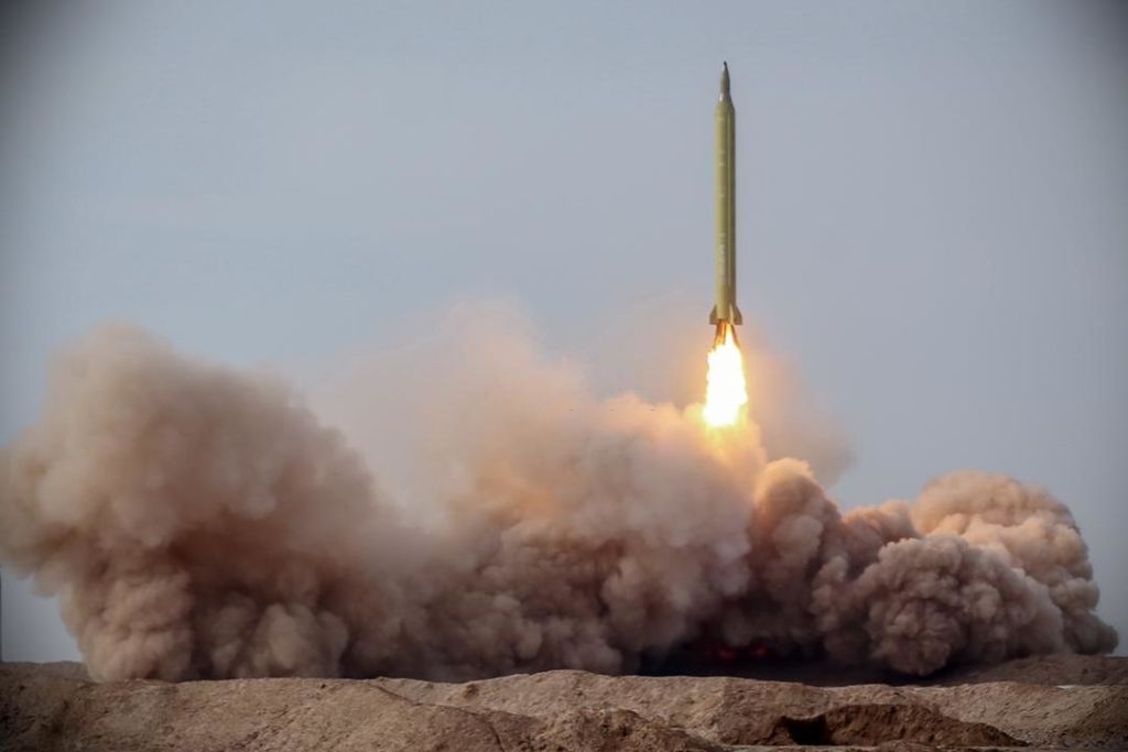 Iran : Garda Revolusi Iran Menguji Coba Rudal dan Drone Jarak Jauh