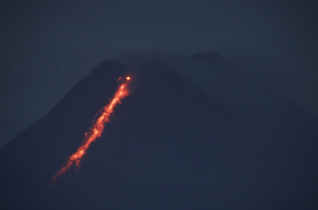Jawa Tengah : Gunung Merapi Teramati Masih Erupsi Jawa Tengah : Gunung Merapi Teramati Masih Erupsi