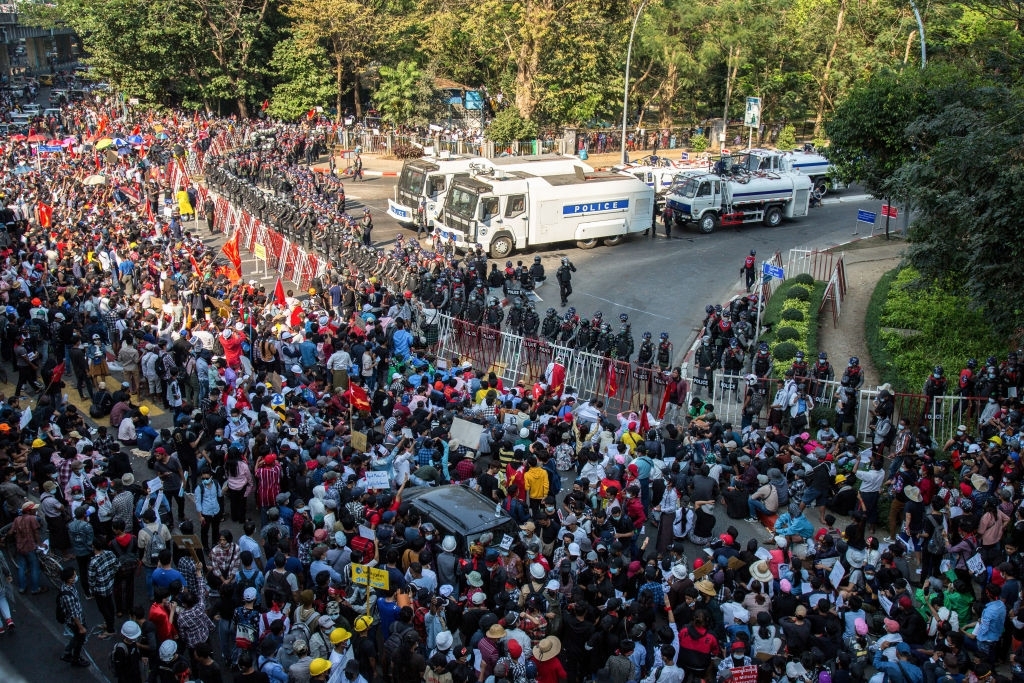 Myanmar : Peluru Karet Ditembakan Ke Demonstran, Korban Berguguran